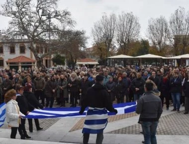 Και η Χίος με τον δικό της τρόπο στο συλλαλητήριο- Μαζεύτηκαν και βροντοφώναξαν στην πλατεία (φωτό, βίντεο)